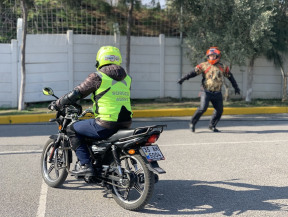Motosiklet ehliyeti eğitim alanı İzmir Bornova SKAL. Eğitmen gözleminde ve yönlendirmesiyle motosiklet kullanma, ileri sürüş teknikleri eğitim anı.