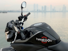 A2 manuel vites motor ehliyeti alabilmek için 4 biyometrik fotograf nüfus vb.evraklarla müracaat edilir.A2 ehliyet alma yaşı 18' dir.A2 motor ehliyeti en iyi eğitim motoru Yamaha MT-25' dir.