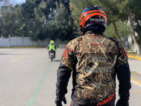 A-A1-A2 Motosiklet ehliyetinde profesyonel yaklaşım. Uzman eğitmenler (usta öğretici) eşliğinde kaliteli ekipmanlarla güvenli sürüş eğitimi. Hasekioğlu mutlak başarı.