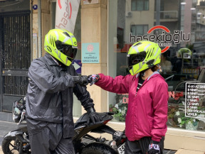 Güvenli motosiklet sürüşü lastiklerin kontrolü ile başlar. İyi ekipmanlarla devam eder.Motorsikletlerimizde elcik ısıtma dahi vardır.