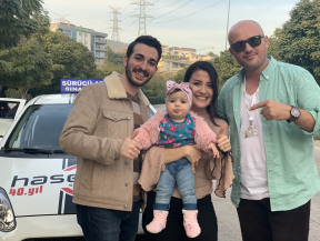 B sınıfı manuel vites araç ehliyeti direksiyon sınavını başarıyla tamamlayan kursiyerimiz, direksiyon eğitmenimiz Eray ile zafer pozu veriyor.Kursiyerimize teşekkür ederiz.. Ailenizin sürücü kursu. En iyi direksiyon eğitmenleri İzmir Hasekioğlu'nda..