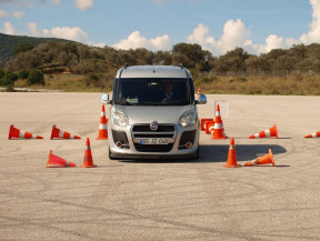 ileri, güvenli sürücülük eğitim alanında eğitim anından bir kare. Yer İzmir Çeşme otoban girişi Shell yanı. ABS fren donanımlı ve donanımsız araçlarda acil fren, fren sırasında manevra yöntemleri.