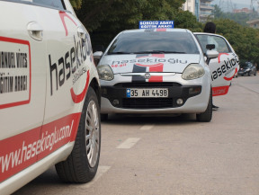 B sınıfı manuel yada otomatik vites otomobil ehliyeti direksiyon eğitim ve sınav parkuru Evka 3 imtihan parkurunda Fiat Punto dizel motorlu araçlar ile eğitim ve sınav.. Hasekioğlu Sürücü Kursu sınav başlangıç yeri.