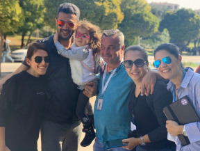 b sınıfı manuel vites araç ehliyeti direksiyon sınavını başarıyla tamamlayan kursiyerimiz, direksiyon eğitmenimiz Eflatun ile zafer pozu veriyor. Ailenizin sürücü kursu. Sizde kazanacaksınız. En iyi direksiyon eğitmenleri Hasekioğlu'nda..