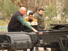 C sınıfı kamyon ehliyeti direksiyon sınavı başlangıç noktası. İzmir Bornova Evka 3 de C sınıfı kamyon ehliyeti alacak kursiyerlerimize C sınıfı araç tanıtımı yapılıyor.