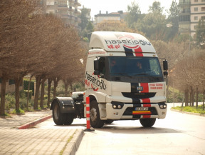 c sınıfı kamyon direksiyon eğitim ve imtihan güzergahında. İzmir Bornova Evka 3 çalışma ve imtihan alanındayız. Paralel park tekniğini görüyoruz.. En iyi fiyat, en iyi eğitim.