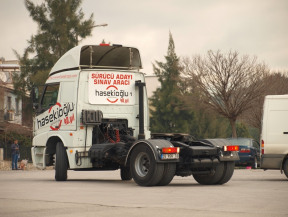 C sınıfı kamyon ehliyeti alacak kursiyerler direksiyon eğitim ve imtihan güzergahında. İzmir Bornova Evka 3 çalışma ve imtihan alanındayız. Hasekioğlu eğitim aracı ile L park yapıyoruz.