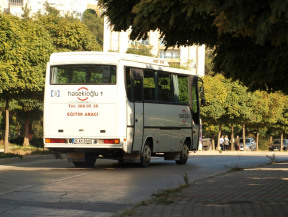 D sınıfı otobüs ehliyeti direksiyon uygulama sınavı. Direksiyon sınavı parelel park noktasından sinyal vererek çıkacak.En iyi Fiyata en iyi eğitimi alarak sınavı ISUZU marka araçla kazanacak.