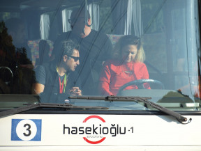 D sınıfı otobüs ehliyeti direksiyon uygulama sınavı. Direksiyon sınavı tekerlek hava kontrolü ile bayan şöför kursiyerimiz imtihanına başlandı. Otobüs araç içi sorgulamasıyla devam eden direksiyon sınavından