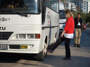 D sınıfı otobüs ehliyeti direksiyon uygulama sınavı. Hasekioğlu direksiyon sınavı tekerlek hava kontrolü ile kursiyerimiz imtihanına başlıyor.