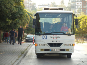 D sınıfı otobüs ehliyeti direksiyon uygulama sınavı. Direksiyon sınavı parelel park noktasına geldi. Park tekniklerini bilimsel olarak öğrenmiş kursiyerimiz birazdan tek seferde parelel park yapacak.