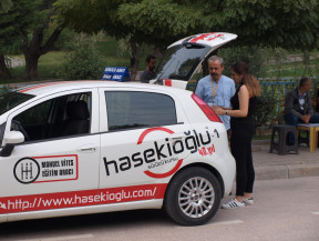 B sınıfı manuel vites araç ehliyeti direksiyon sınav parkurunda direksiyon sınavı saati gelen neler yapması gerektiğini bilen kursiyerimizin direksiyon sınav komisyonu araç tanıma sorularından bagaj içini sorguluyor.