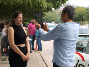 B sınıfı manuel vites araç ehliyeti direksiyon sınav parkurunda direksiyon sınavı saati gelen kursiyerimizin en iyi ehliyet kursunun direksiyon sınav komisyonu tablet ile fotoğrafını çekiyor.