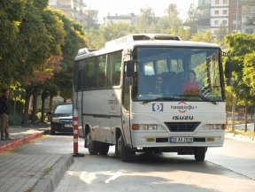 D sınıfı otobüs ehliyeti direksiyon uygulama sınavı. Direksiyon sınavı parelel park noktasına geldi. Park tekniklerini bilimsel olarak öğrenmiş kursiyerimiz dubalara değmeden parelel park yapacak. Otobüs ile ileri sürüş teknikleri mutlaka alınız.