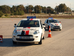 İzmir' de İleri, güvenli sürücülük eğitimi. Yer İzmir Çeşme otoban girişi Shell yanı. Doğru direksiyon çevirme ve doğru koltuk oturma pozisyonu uygulaması, İleri, güvenli Slaloma devam!.