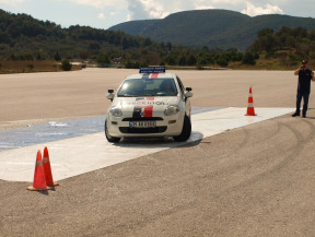 ileri, güvenli sürücülük eğitim alanında eğitim anından bir kare. Yer İzmir Çeşme otoban girişi Shell yanı. Kaygan yüzey uygulamaları, yapay buz alanı üzerinde yapılmaktadır (antiskid; yapay buz alanı uygulamaları)