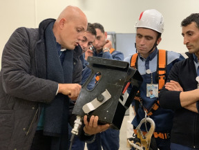 Manisa Şehir Hastanesinde manlift güvenli sürücülük eğitimindeyiz. Eğitime katılmak yada manlift iş makinesi operatörlük belgesi için bizden bilgi alabilirsiniz. Hasekioğlu Eğitim Kurumları.