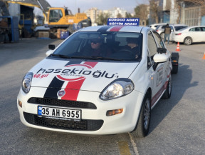 BE ehliyetini al, 3500kg ağırlığa kadar tüm yarı römorkları çek. İzmir Hasekioğlu Sürücü Kursu yarı römork çekici ehliyetinde İzmir de tek yetkili kurum.