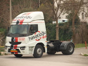 C sınıfı kamyon sürücü belgesi direksiyon eğitim ve imtihan güzergahında. İzmir Bornova Evka 3 çalışma ve imtihan alanındayız. L park tekniğini görüyoruz.