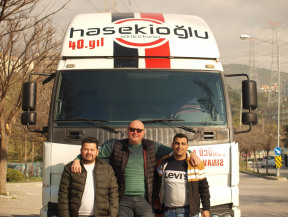 İzmir' in en başarılı kursunda C sınıfı kamyon ehliyeti direksiyon eğitim ve imtihan güzergahında. İzmir Bornova Evka 3 çalışma ve imtihan alanındayız. Koray hoca ve sınavı geçen kursiyerlerimizle güvenli sürüşler de.