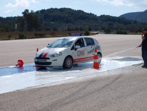 ileri, güvenli sürücülük eğitim alanında eğitim anından bir kare. Yer İzmir Çeşme otoban girişi Shell yanı. Kaygan yüzey; ilk yağmur sonrası yol yüzeyi, mıcırlı yol yüzeyi, çamurlu yol yüzeyi, erimeye başlamış karla kaplı yol yüzeyidir.Farkındalık eğitiml