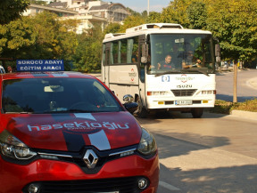 D sınıfı ehliyet, İzmir'in en kaliteli ve gözde sürücü kursu, en başarılı direksiyon eğitmeni; kursiyerleri ile otobüs ehliyeti sınavında