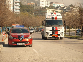 C sınıfı kamyon direksiyon eğitim ve imtihan güzergahında. İzmir Bornova Evka 3 çalışma ve imtihan alanındayız. İzmirin en kaliteli sürücü kursu Hasekioğlu.C sınıfı ehliyet aldıktan sonra SRC ve Psikoteknik belgenizide mutlaka alınız.. Tüm ehliyetler.