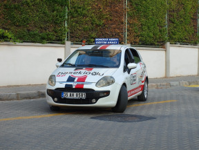 B sınıfı manuel vites araç ehliyeti izmirin en iyi sürücü kursu direksiyon sınav parkuru. 25 metre geri giden kursiyerimiz direksiyon sınavı başlangıç noktasına doğru varmak üzere harekete geçiyor.