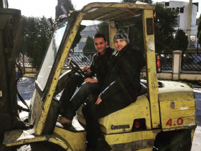 Forklift güvenli sürücülük eğitimindeyiz. Forklift iş makinesi operatörlük belgesi eğitimi yada iş makinesi operatörlük belgesi hakkında detaylı bilgi almak için bizi arayın. Hasekioğlu Eğitim Kurumları 05322470963