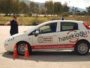 ileri, güvenli sürücülük eğitim alanında eğitim anından bir kare. Yer İzmir Çeşme otoban girişi Shell yanı. Katılımcılara farklı hızlarda frenleme yaptırarak aracın dinamiklerini farkettiriyoruz.