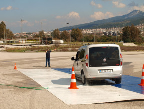ileri, güvenli sürücülük eğitim alanında eğitim anından bir kare. Yer İzmir Çeşme otoban girişi Shell yanı. Katılımcılara kaygan yüzeyli yol kesimlerinde fren ve ABS fren sisteminin önemi ve uygulanması konusunu işliyoruz.