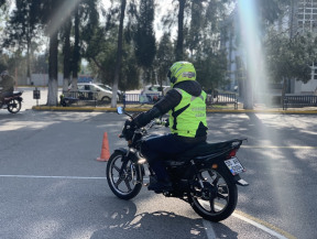 A2 sınıfı manuel vites motor ehliyeti çalışmasındayız. Kursiyer tam donanımlı. İzmir Bornova Hasekioğlu kalitesi ile sizlerde kaskınızı takıp, keyfinizi sürün.