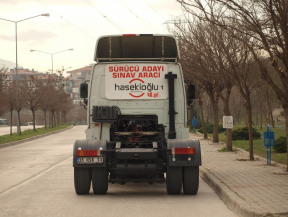 C sınıfı kamyon direksiyon eğitim ve imtihan güzergahında. İzmir Bornova Evka 3 ehliyet, çalışma ve imtihan alanındayız.İzmirin en kaliteli sürücü kursu Hasekioğlu. SRC ve Psikoteknik belgesi ticari araçlarda zorunludur.