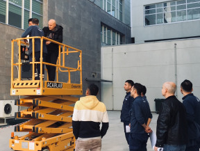 Manisa Şehir Hastanesinde personel kaldırma iş makinesi manlift güvenli sürücülük eğitimindeyiz. Eğitime katılmak yada iş makinesi manlift operatörlük belgesi için bizden bilgi alabilirsiniz.