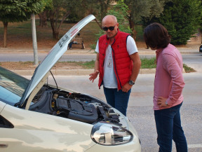 İzmir Bornova Evka 3 Hasekioğlu direksiyon sınavı başlangıç noktası.Usta öğretici Eray Hasekioğlu ile güvenli sürüş başlar. Direksiyon sınavı sınavı lastik havalarının kontrolü ile başlar.Direksiyon eğitimine ön kaput içi sorularıyla başlıyoruz.