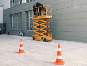 Manisa Şehir Hastanesinde yük-personel kaldırma iş makinesi manlift güvenli sürücülük eğitimindeyiz. eğitime katılmak yada iş makinesi manlift operatörlük belgesi için bizden bilgi alabilirsiniz.