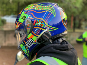 Tüm motosiklet ehliyet sınıfları için İzmir'in En İyi Sürücü Kursuna Hoşgeldiniz! A-A1-A2 ehliyet eğitim ve sınavlarında Intercom (SENA) donanımlı ve vizörlü AGV kasklar ile sürüş keyfi...