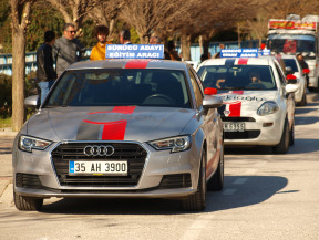 B sınıfı otomatik veya manuel vites araba ehliyeti tercih imkanı Hasekioğlu'nda! Yeni bir sınav günü Evka 3 direksiyon sınav alanındayız.