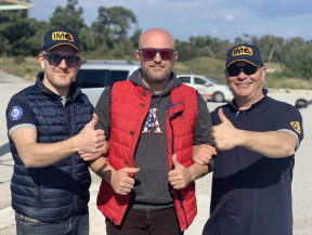 ileri, güvenli sürücülük eğitim alanında eğitim anından bir kare. Yer Çeşme otoban girişi Shell yanı. Benzini kelden aklı kelden eğitimleri Haseki den alacaksın.