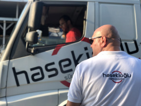 İzmir'de C (Kamyon) ve CE (Tır) sınıfı ehliyet eğitimlerimiz Sn. Koray HASEKİOĞLU önderliğinde profesyonel teknikler eşliğinde gerçekleşmektedir. Güvenli Sürüşler Dileriz...