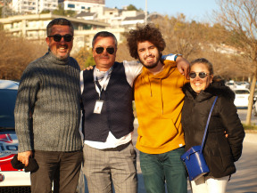 Ailenizin sürücü kursu Hasekioğlu! İzmir-Bornova-Evka 3 direksiyon uygulama sınav alanında B sınıfı manuel vites ehliyet sınavını tek seferde kazanan Volkan Bey'in biricik oğlu ve eşinin Usta Öğreticimiz Eflatun Hoca ile Başarı Hatırası...