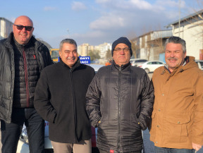 Hasekioğlu Sürücü Kursu BE çekme karavan ehliyetinde %100 lük başarı! İleri ve güvenli sürüş teknikleri eğitmeni Sn. Koray Hasekioğlu eşliğinde BE yarı römork karavan ehliyeti sınav alanındayız.