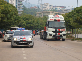 Bilimsel tekniklerle CE sınıfı tır ehliyeti Hasekioğlu'ndan alınır! İzmir'in en çok tır ve kamyon ehliyeti veren sürücü kursuna hoş geldiniz! Yeni bir direksiyon sınav günü, yine başarılarla dolu bir gün.