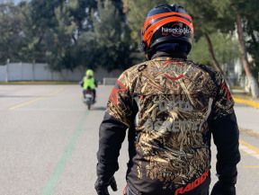 A-A1-A2 sınıfı motosiklet ehliyeti için Suphi Koyuncuoğlu Anadolu Lisesi'nde 1. Etap çalışmasındayız. Intercom donanımlı özel kasklar ile kesintisiz iletişimle gözlem yapılmaktadır. Motosiklet eğitiminde de tercihiniz Hasekioğlu!