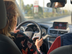 İzmir-Bornova'da öğrencimizin kendi aracında şehir içi özel direksiyon dersindeyiz. En güvenli sürüşü, en kısa sürede uygulamalı öğretiyoruz!