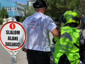 İzmir-Bornova-Evka3 motosiklet ehliyeti direksiyon sınavında, A sınıfı ehliyet alacak kursiyerimiz ile 1. Etap başlangıç alanında slalom aşaması için sınav sıramızı bekliyoruz.