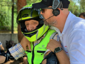 İzmir-Bornova-Evka3 motosiklet direksiyon sınav alanında Rüstem Bey' i sınav öncesi motive ediyoruz. O inandı ve daha önce hiç motosiklet kullanmamış olduğu halde ilk sınav hakkında A2 sınıfı motosiklet ehliyetini kazandı.