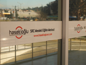 İzmir SRC ve Psikoteknik değerlendirme merkezimiz 1200 metrekare hizmet binamızda tüm ehliyet işleriniz için kolay ulaşılabilen konumdadır.