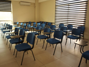 İzmir Src Merkezi Eğitim sınıflarından biri geniş ve ferah 30 kişilik sınıflarımız. SRC 2 yük ve kargo taşımacılığı için eğitime katılacakların sınıflarından biri.