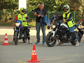 İzmir de A-A1-A2 sınıfı motosiklet ehliyetleri aynı anda 3 motorla eğitim, Hasekioğlu Sürücü kursunda. Üç kursiyere kadar aynı anda intercom ve kulaklıkla eğitim alabilme imkanı.